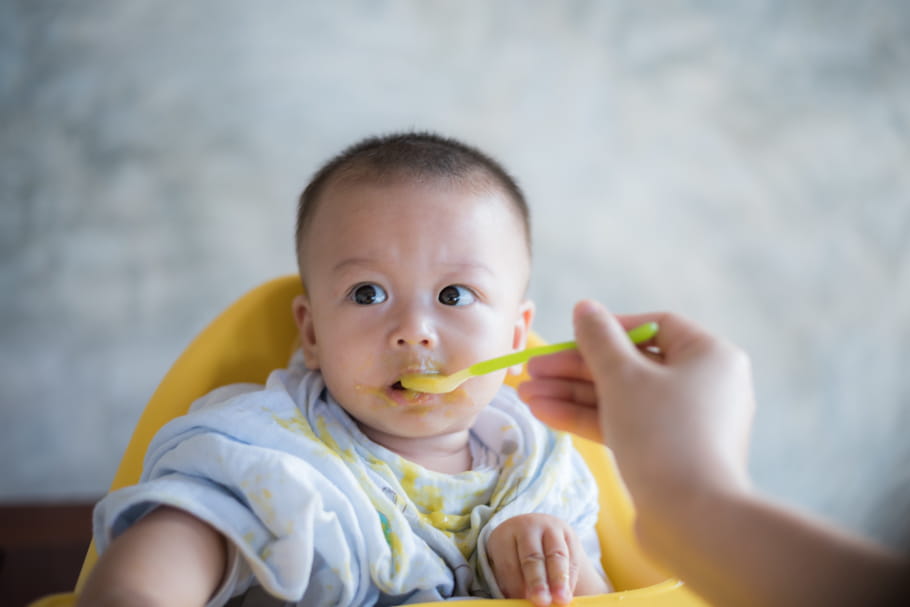 Diversification alimentaire : quand commencer et comment s'y prendre ?