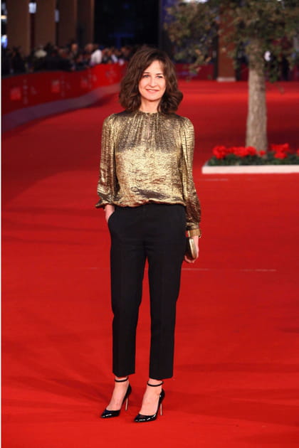 Valérie Lemercier en blouse dorée et pantalon carotte