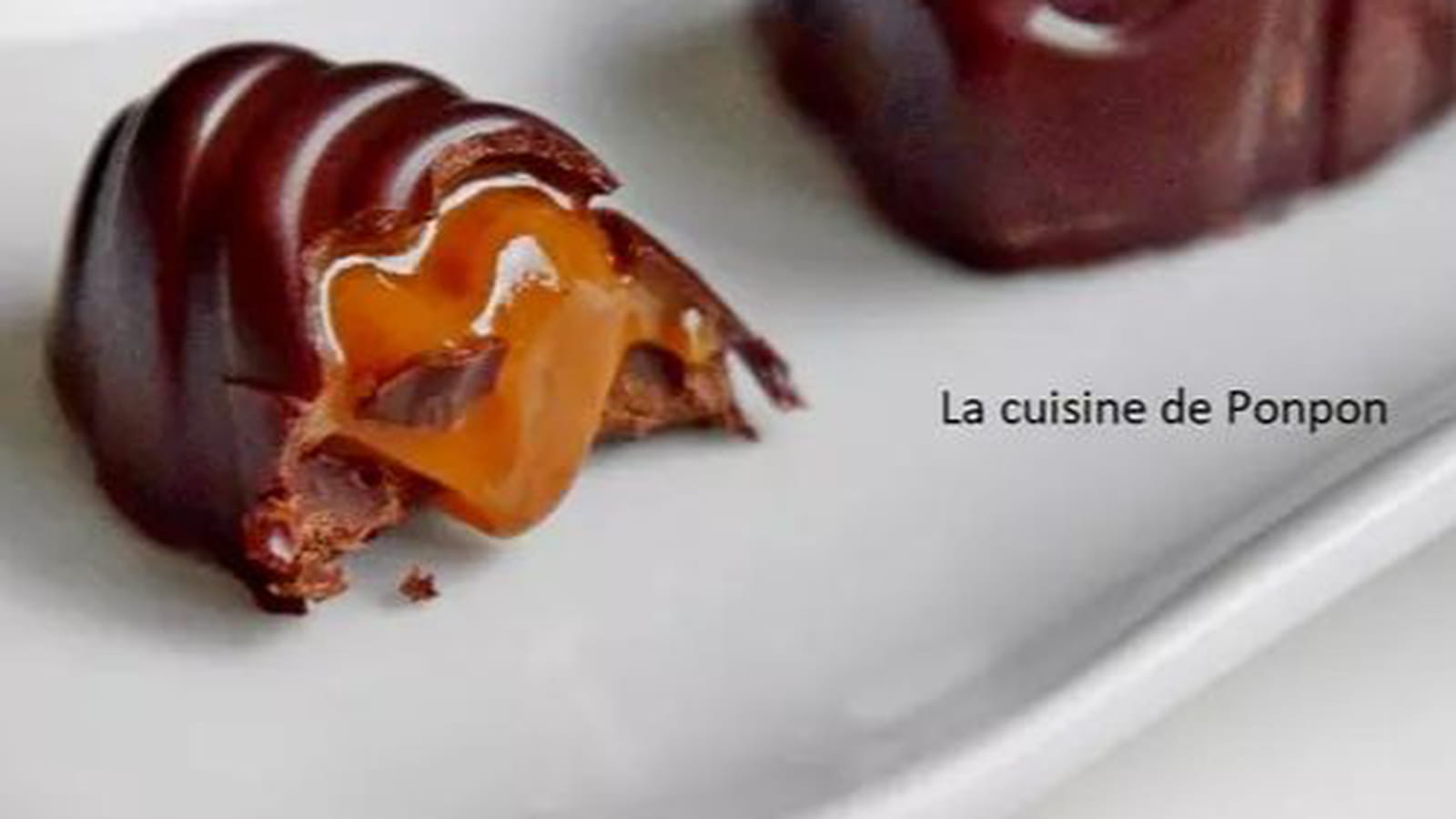 Praline au chocolat noir fourrée de confiture de lait