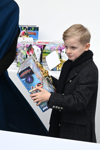 Jacques de Monaco distribue des cadeaux de Noël au palais