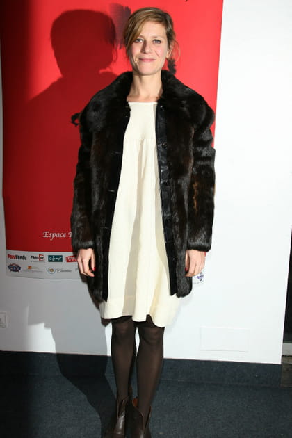 Marina Foïs en robe blanche et manteau noir