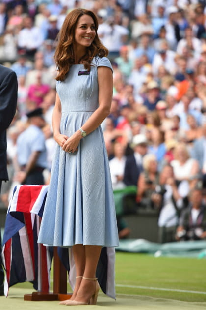 Kate Middleton en robe bleu pastel Emilia Wickstead&nbsp;et sandales &agrave; talons Aldo