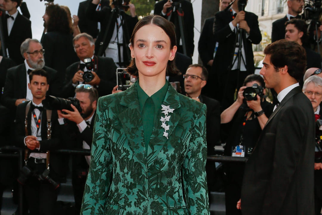 Charlotte Le Bon en tailleur vert satiné wallpaper 4