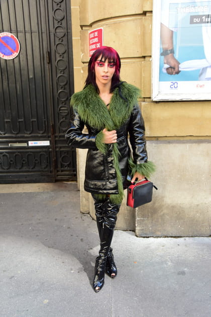 Bilal Hassani en veste en cuir et fourrure verte