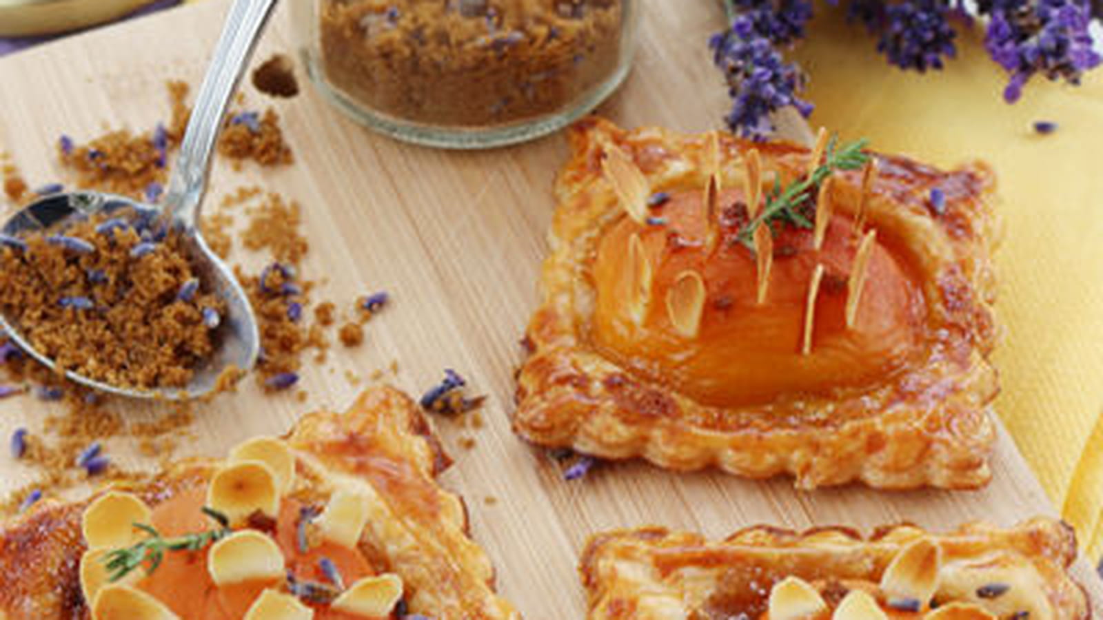 Tartelettes hérisson aux abricots et sucre roux à la lavande