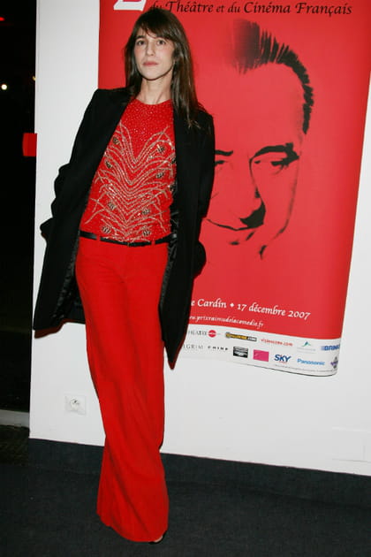 Charlotte Gainsbourg en combinaison rouge et veste noire