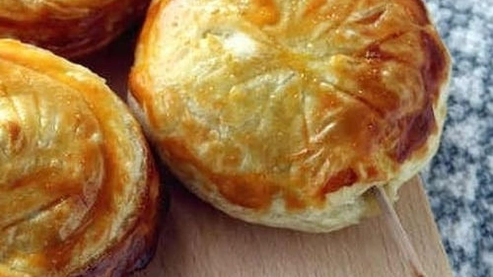Mini galettes à la mousse de roquefort et clémentines confites