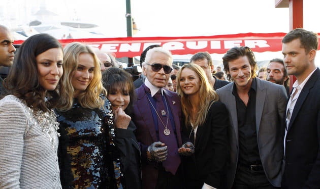 Bien entour&eacute;e au d&eacute;fil&eacute; Chanel, en 2010