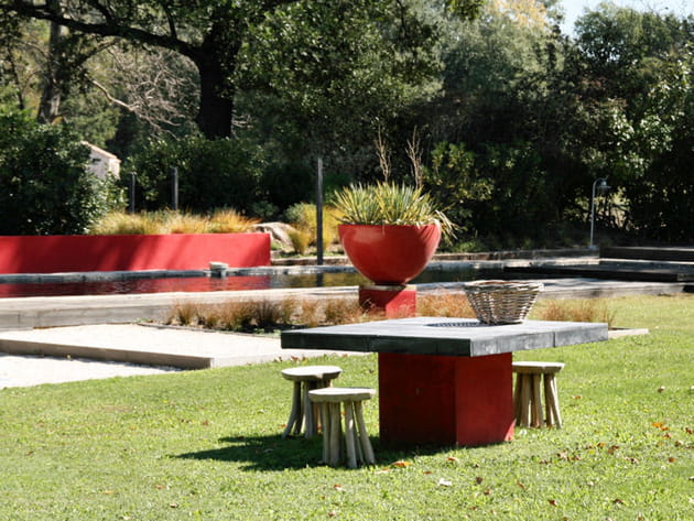 Table en béton et peinture rouge