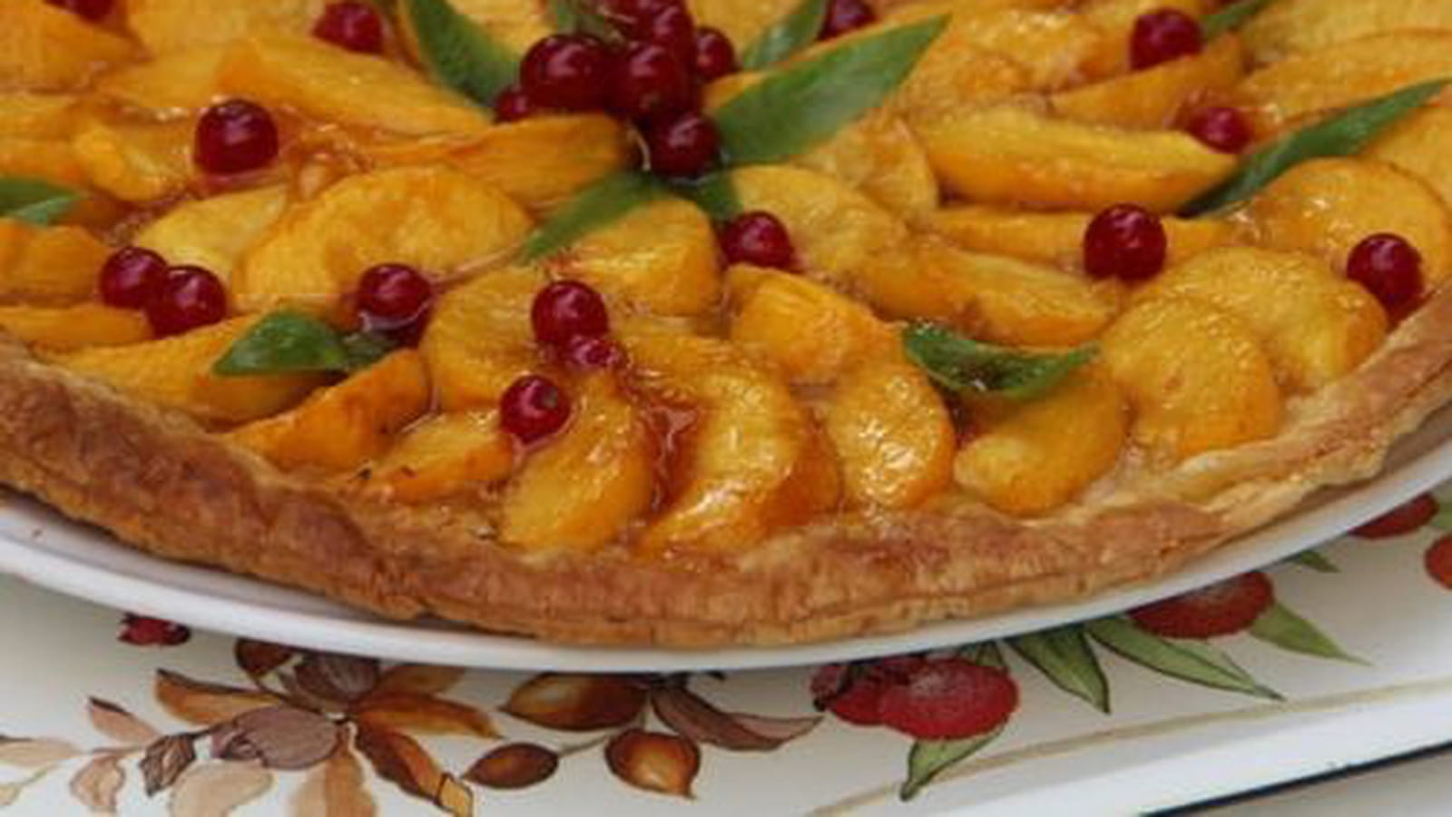 Tarte fine aux pêches et aux groseilles