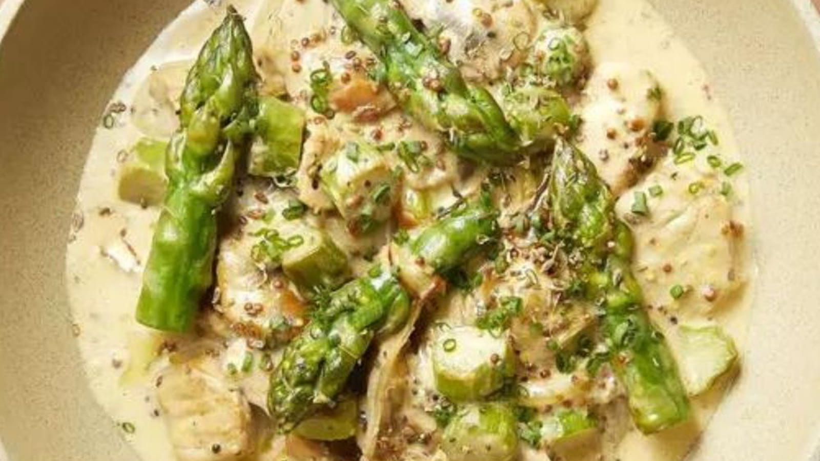 Cocotte de veau aux asperges vertes par le chef Cyril Lignac