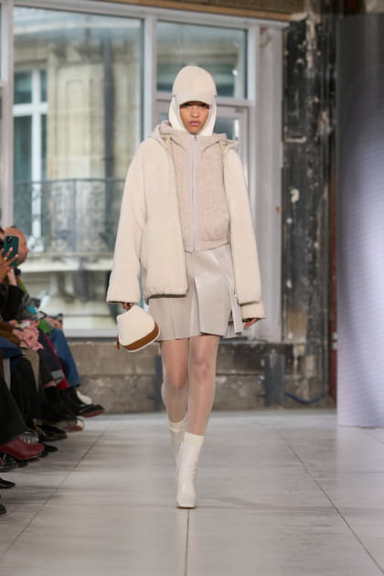 Minijupe en cuir et veste ivoire aperçues sur le défilé Akris