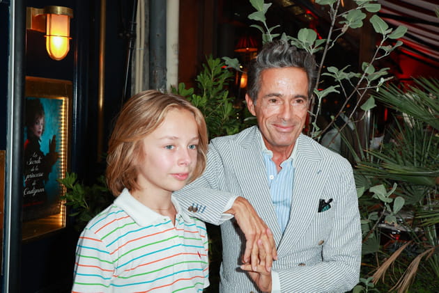 Billy prend la pose pour les photographes avec Vincent Darr&eacute;