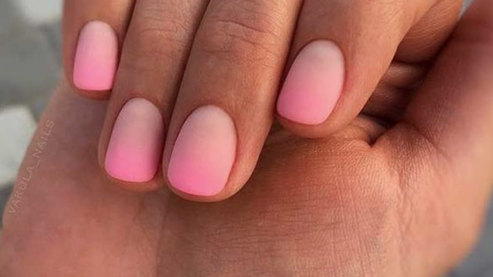 Des ongles rose fluo