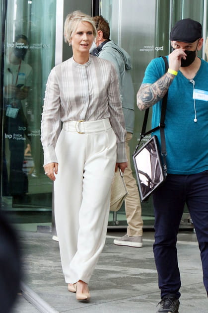 Miranda Hobbes en blouse &agrave; carreaux &agrave; boutons et pantalon blanc ceintur&eacute; Altuzarra