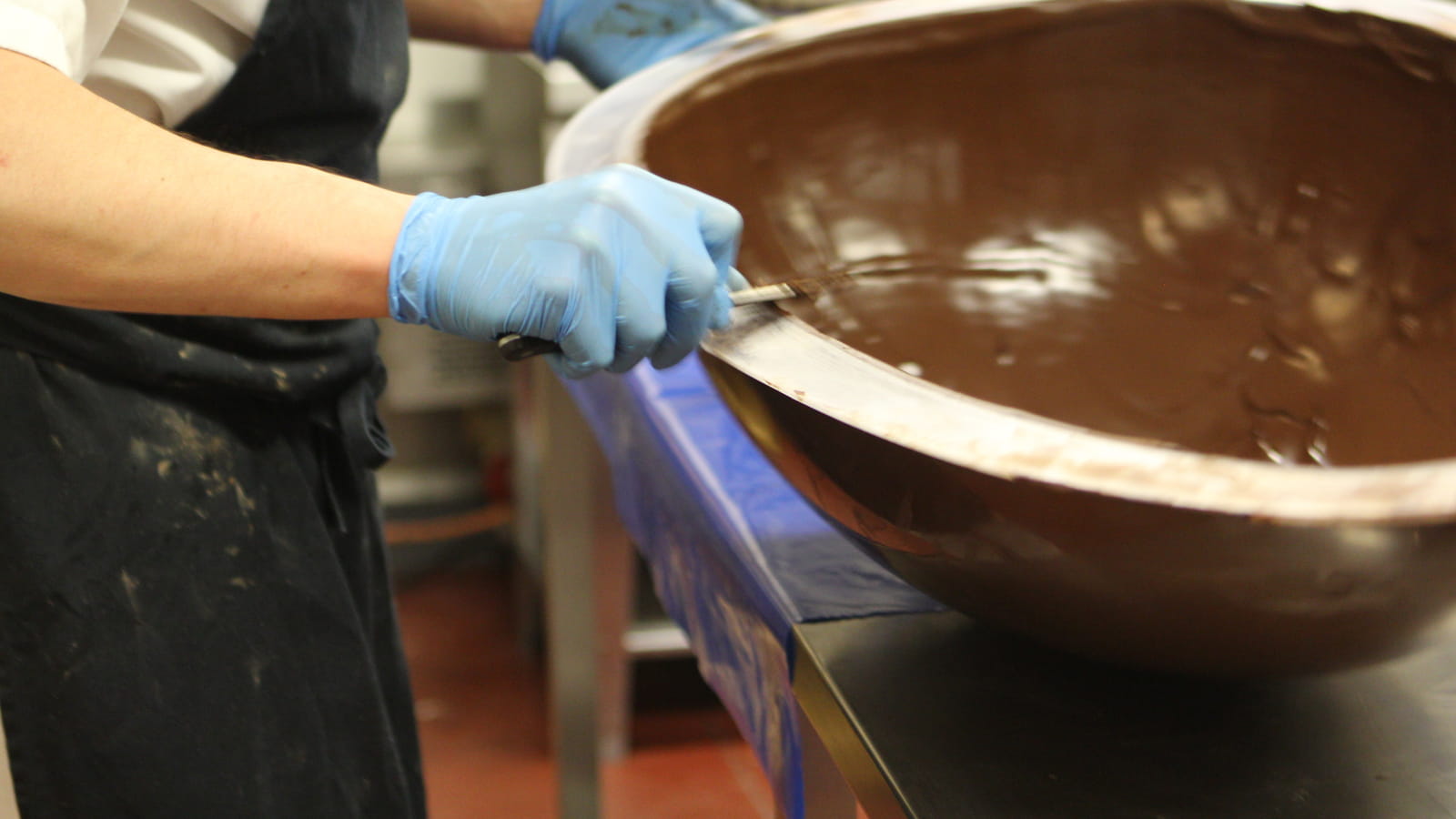 Le polissage des bords du moule en silicone