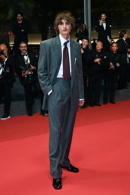 Vassili Schneider en costume &agrave; fines rayures Saint Laurent