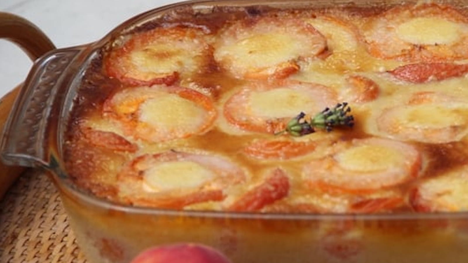 Clafoutis aux abricots, miel de lavande et crème d'amandes