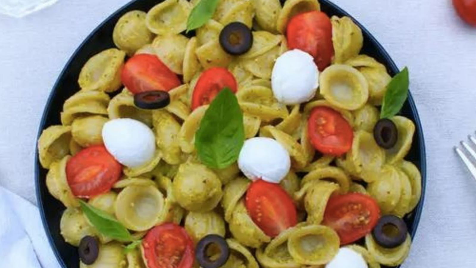 Salade de pâtes au pesto et billes de mozzarella