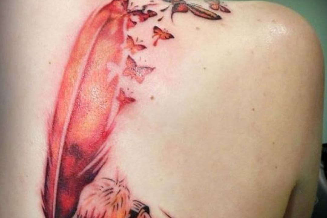 Tatouage plume orange dans le dos