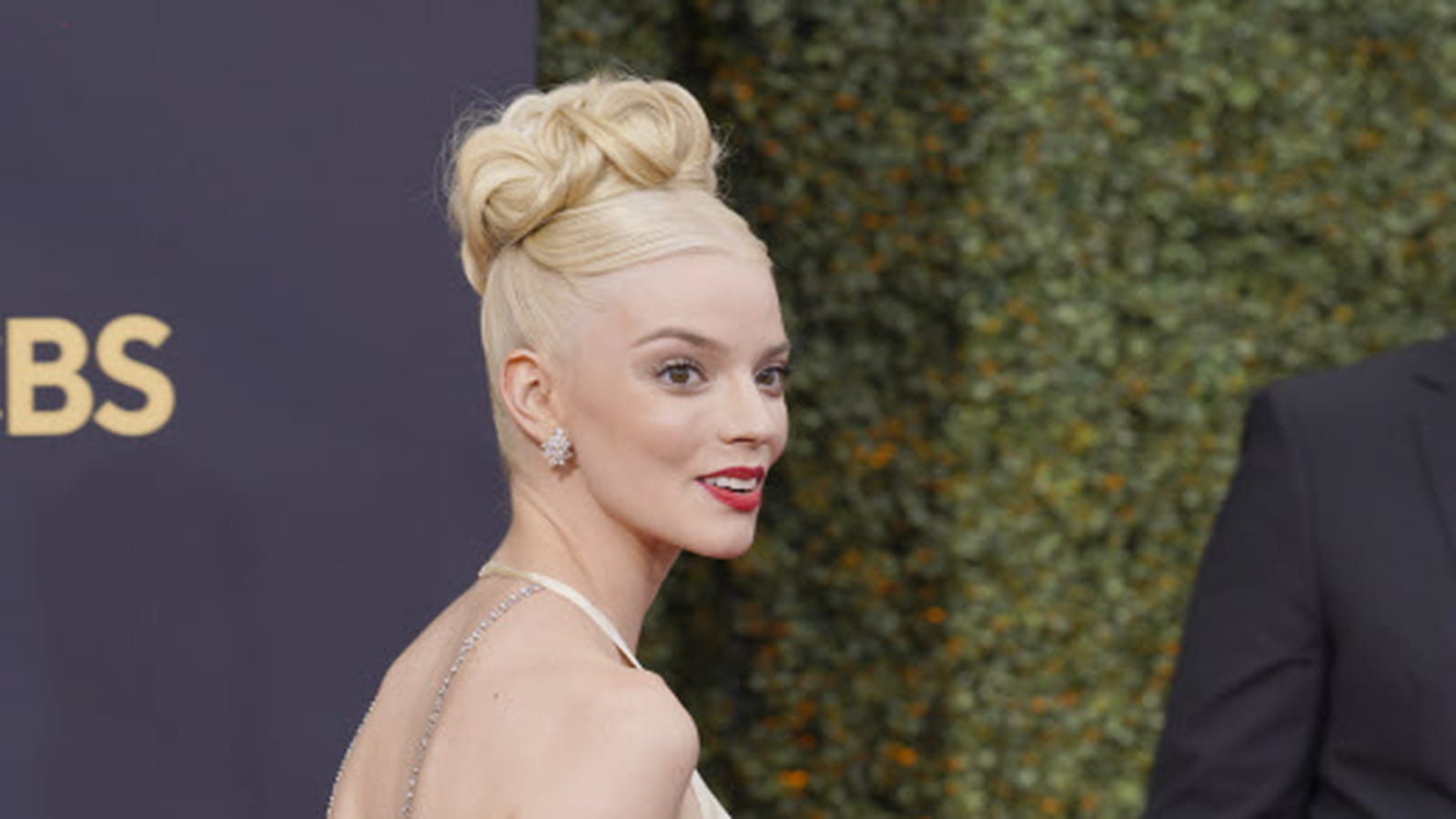Le chignon XXL d'Anya Taylor-Joy