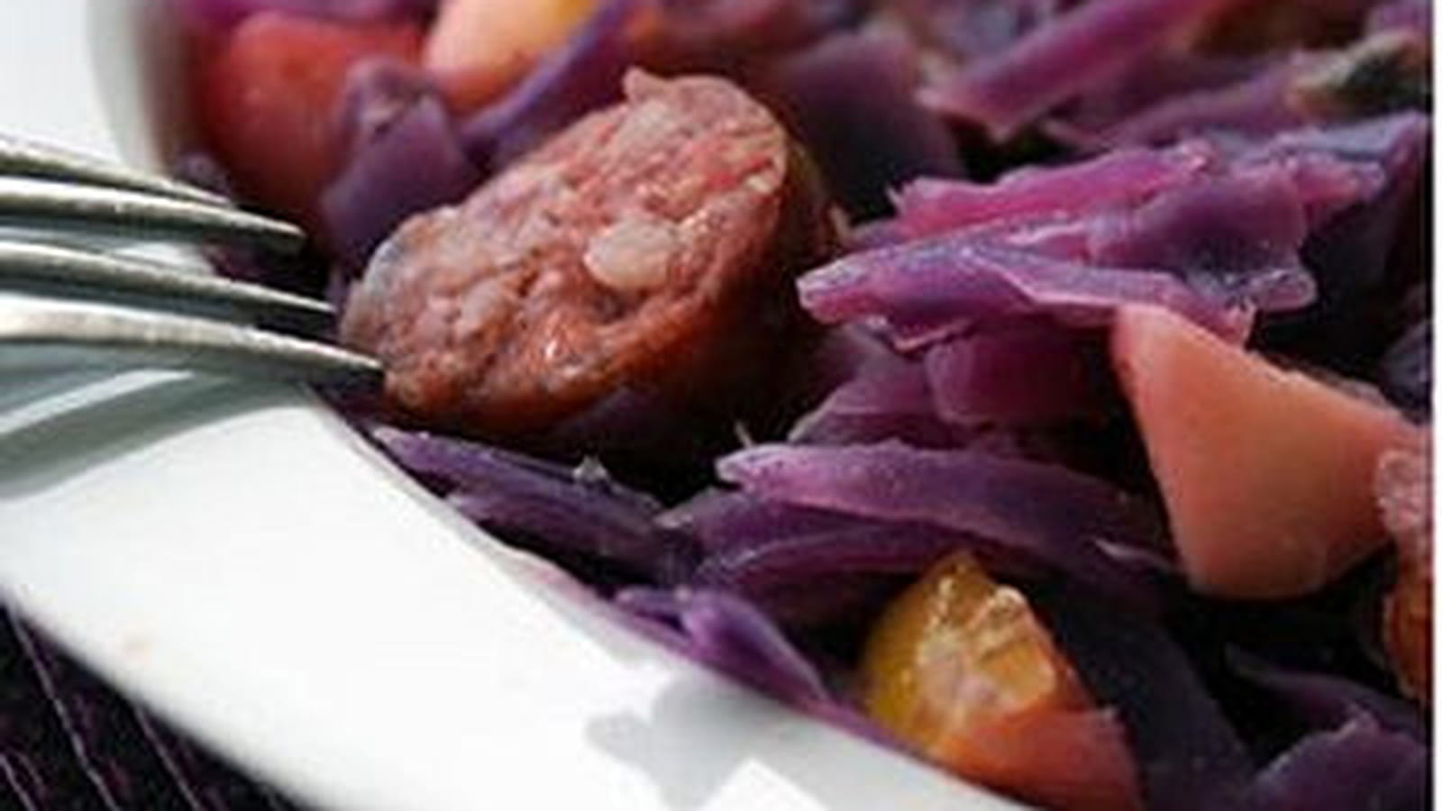 Chou rouge aux pommes et saucisses fumées