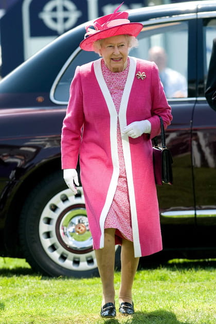 La reine Elizabeth II en manteau et robe roses