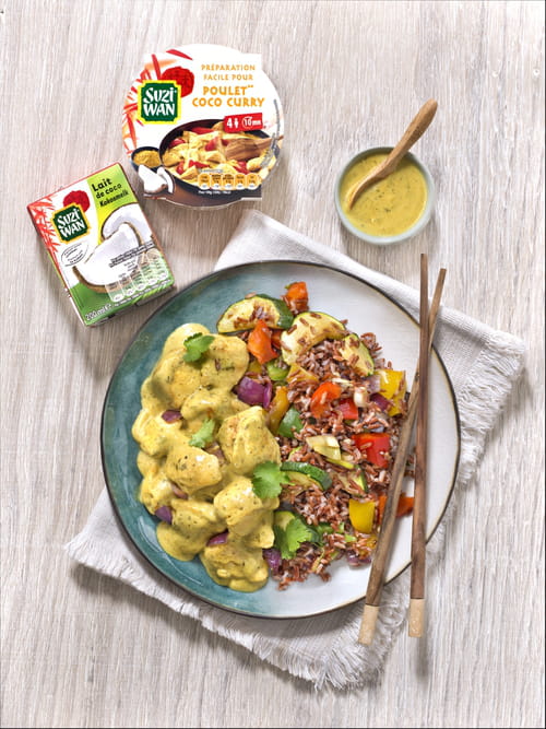 Poulet au curry, riz rouge et légumes d'été