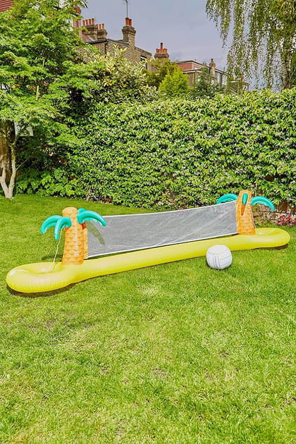 Un filet de piscine Urban Outfitters pour jouer au volley