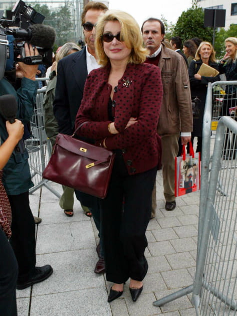 Catherine Deneuve en veste rouge à pois