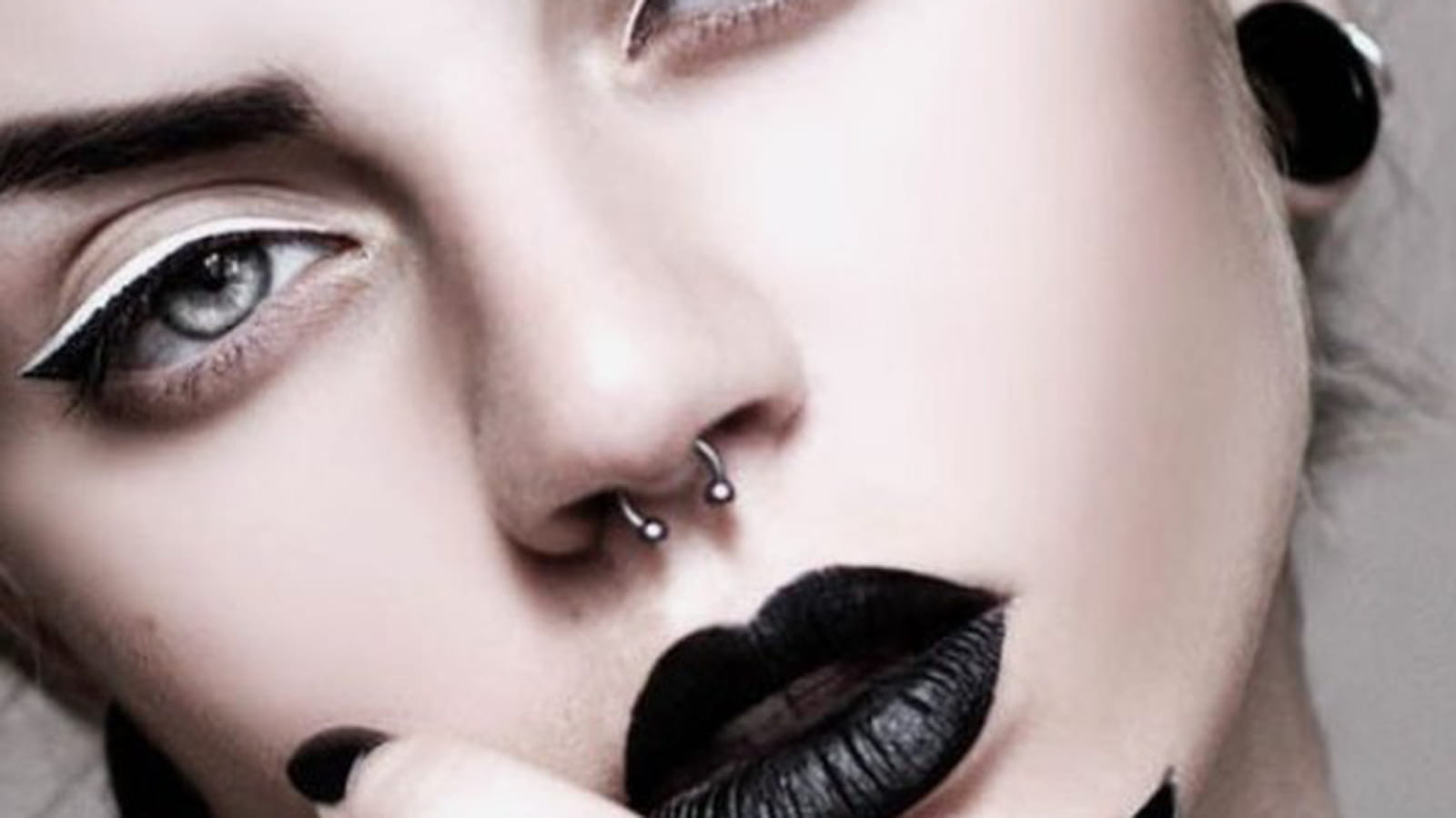 Maquillage gothique avec eyeliner noir et blanc