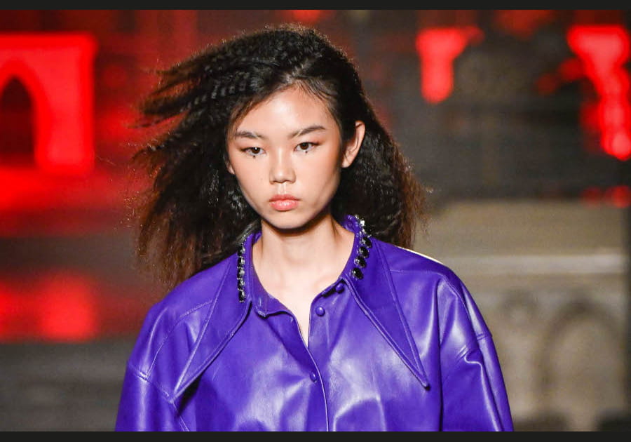 Les cheveux gaufr&eacute;s de Christian Cowan