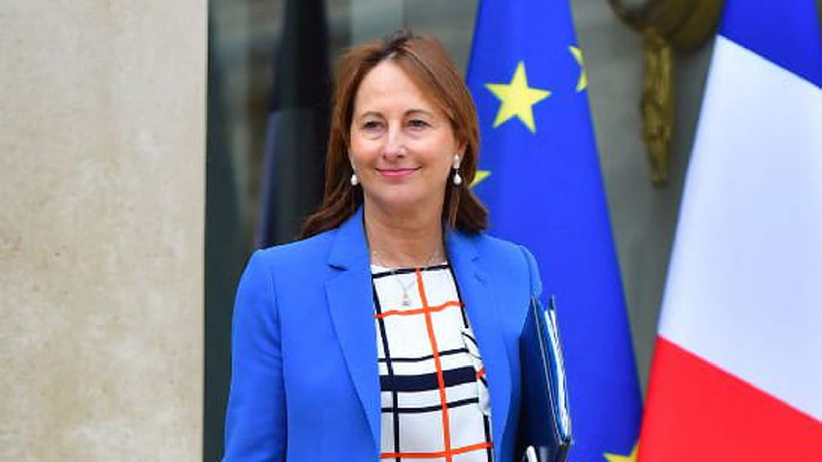 Ségolène Royal, une femme politique à l'élégance minimaliste en 20 silhouettes
