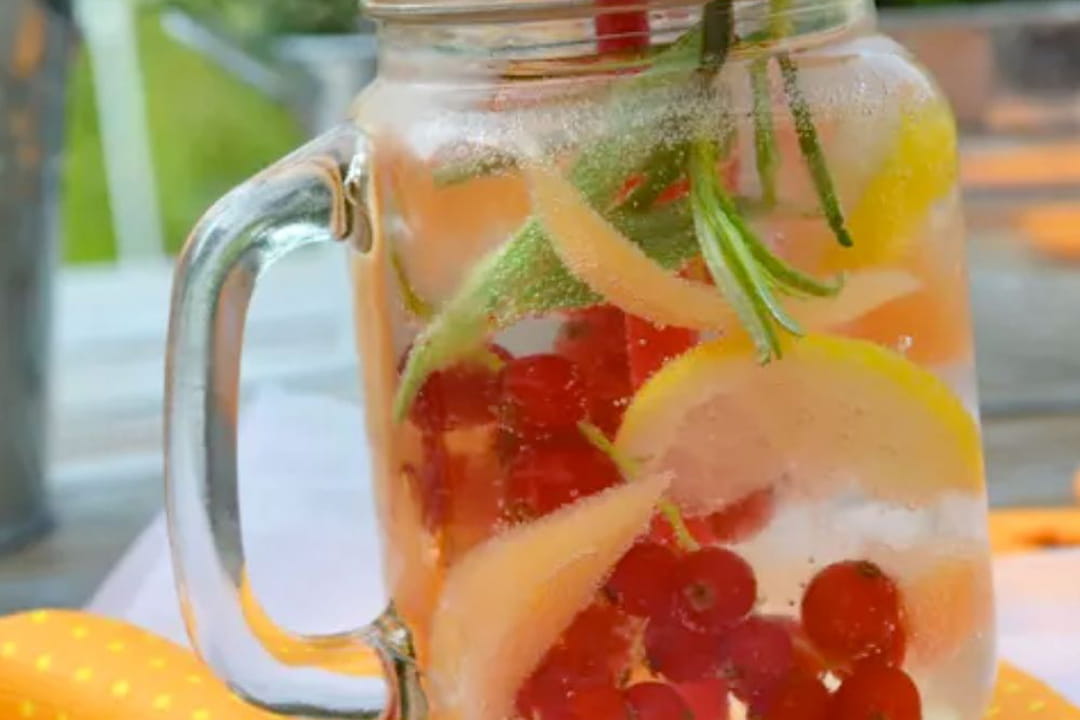 Eau aromatisée au melon, groseilles rouges et citron Detox water