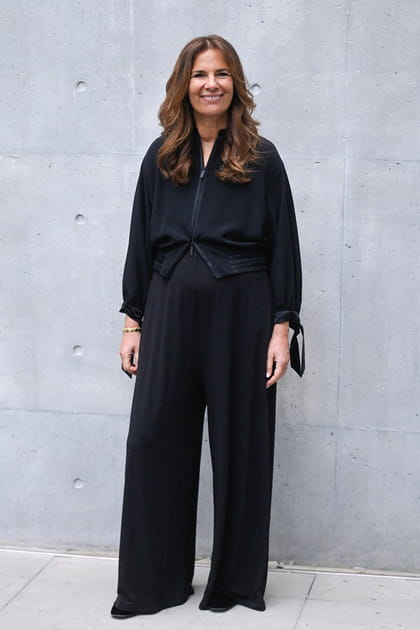 Roberta Armani en chemise souple noire et pantalon &eacute;vas&eacute; au d&eacute;fil&eacute; Emporio Armani