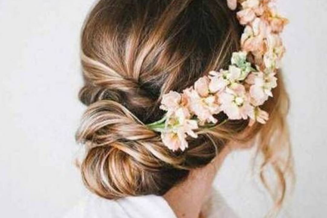 Chignon enroulé bohème avec fleurs