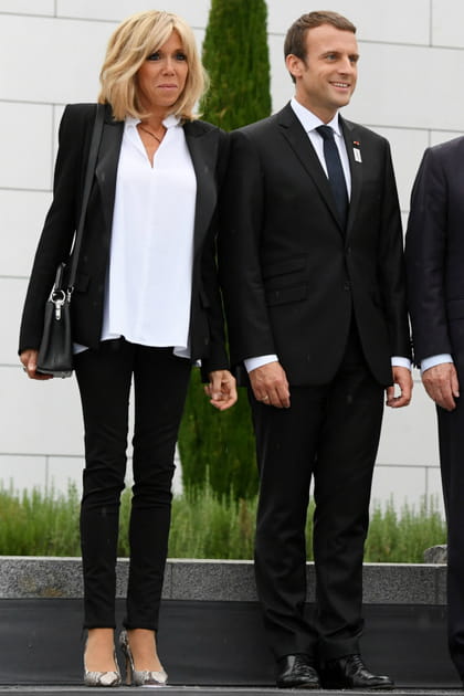 Brigitte Macron en chemise blanche et talons argent&eacute;s