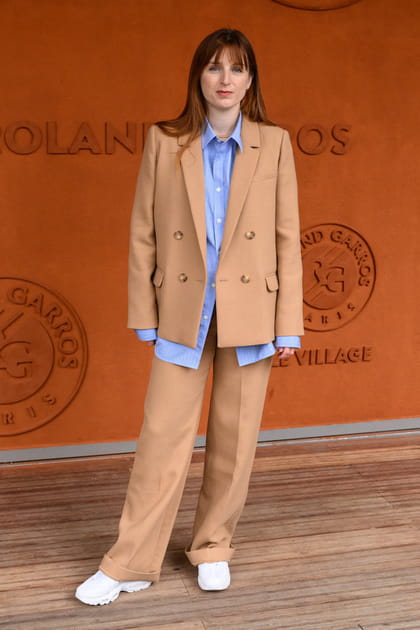 Alison Wheeler en costume camel et chemise bleu ciel