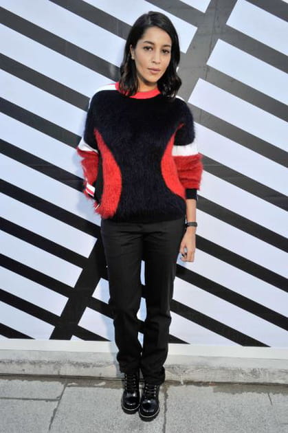 Le&iuml;la Bekhti en pull graphique tricolore et bottines en cuir Louis Vuitton