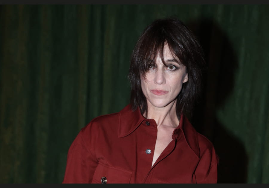 Charlotte Gainsbourg, rockeuse avec ses yeux fum&eacute;s