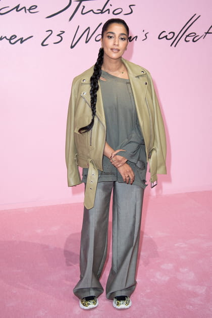 Le&iuml;la Bekhti en look gris large et veste en cuir beige