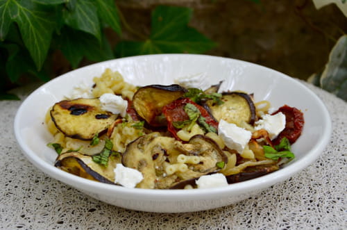 Salade de pâtes aux aubergines grillées, tomates confites et fromage de chèvre