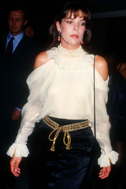 Avant&nbsp;: Caroline de Monaco &agrave; 33&nbsp;ans&nbsp;en blouse ivoire &agrave; d&eacute;coupes