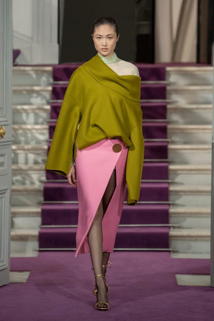 Jupe rose fendue et pull à épaule nonchalante aperçus sur le défilé Valentino