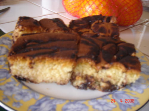 Délicieux cake marbré aux dés de pruneaux