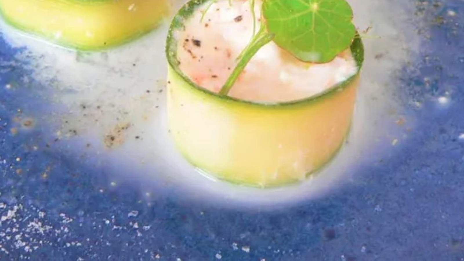 Makis aux crevettes bouquet , vinaigrette au lait d'amandes