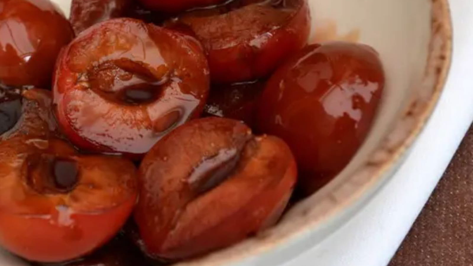 Prunes rouges confites au vinaigre balsamique