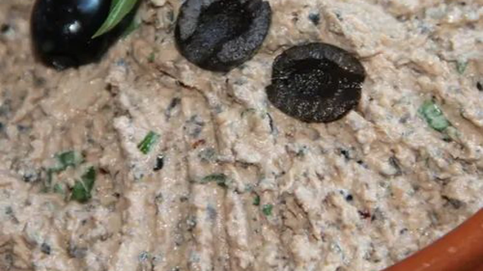 Rillettes de thon aux olives noires et à la tomate