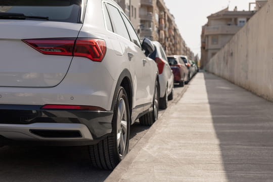 Le frein &agrave; main ne suffit pas&nbsp;: quand on se gare en pente, un seul geste emp&ecirc;che la voiture de bouger