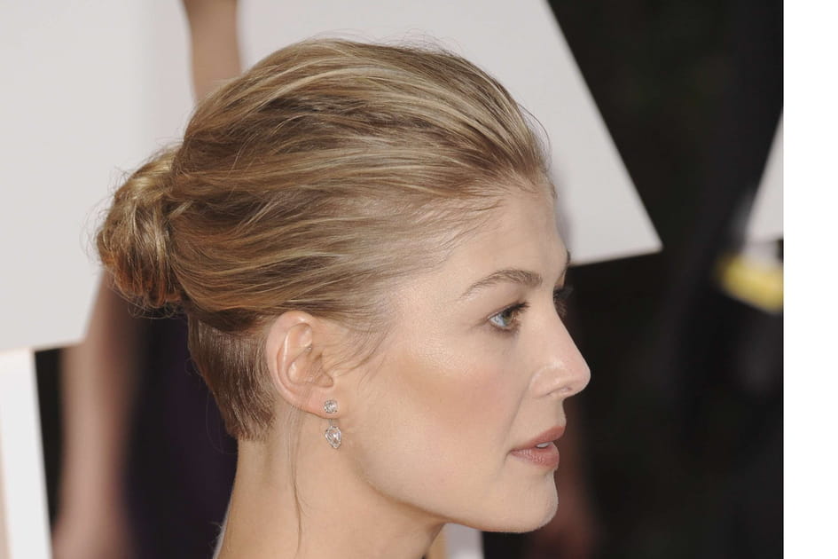 L'undercut fa&ccedil;on chignon de gala de Rosamund Pike